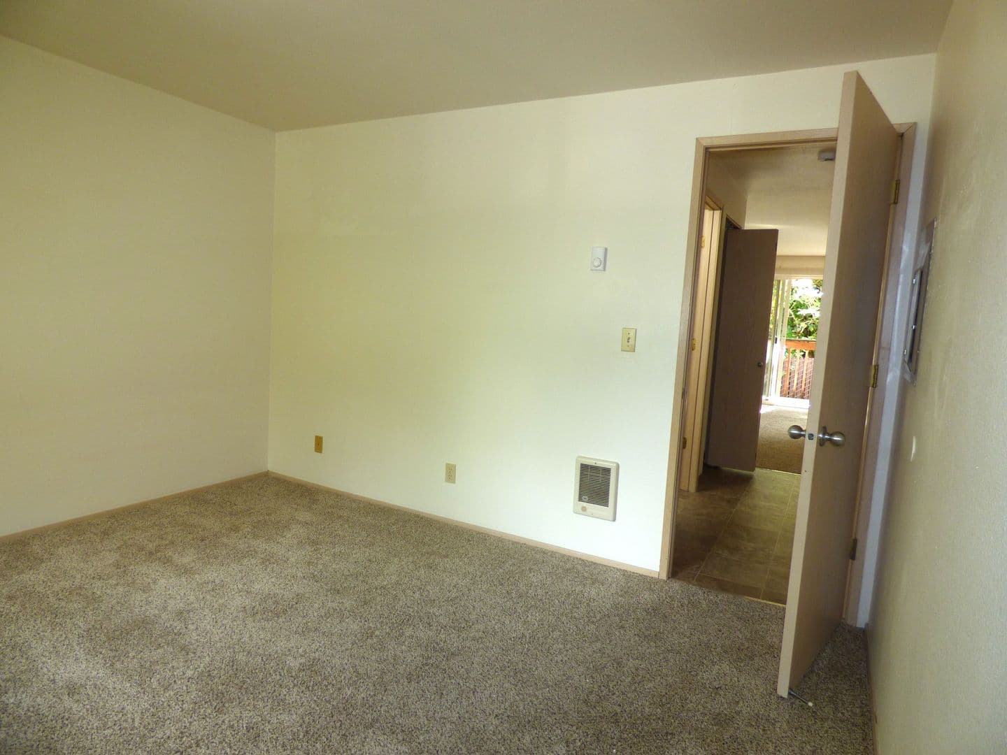 Salem Apartment: 3102 Bluff Ave SE #06