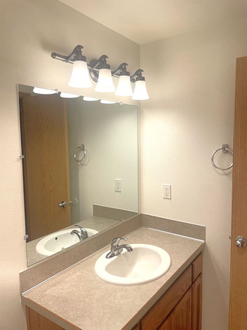 Monmouth Apartment: 275-277 Gwinn St E