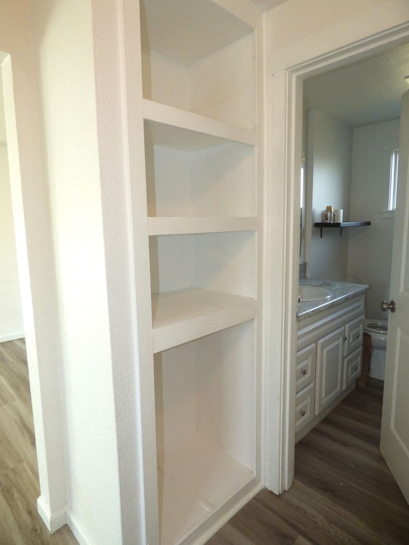 Salem House: 728 Shores St NE