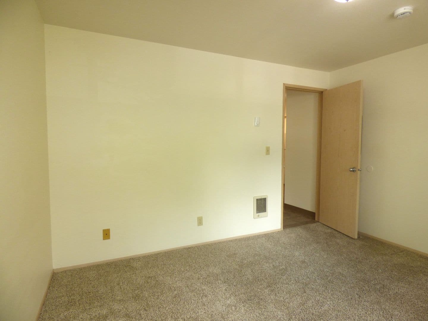 Salem Apartment: 3102 Bluff Ave SE #06