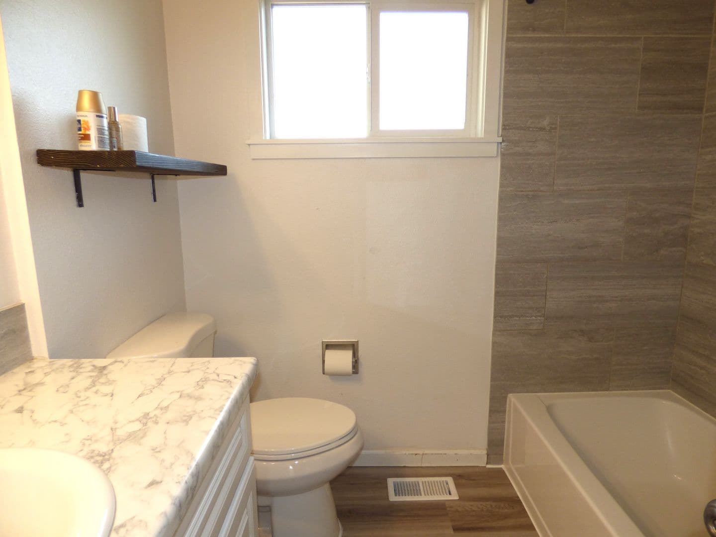 Salem House: 728 Shores St NE