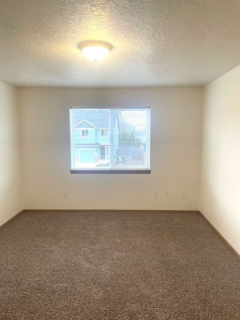 Monmouth Apartment: 275-277 Gwinn St E