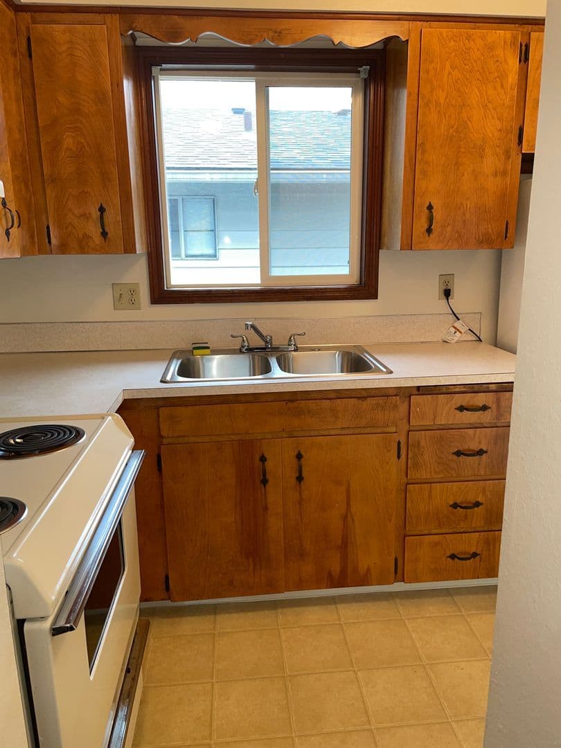 Salem Apartment: 2131 Center St NE