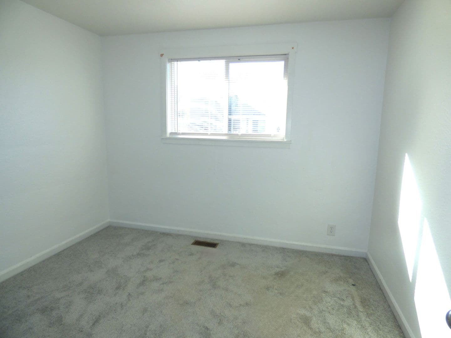 Salem House: 728 Shores St NE