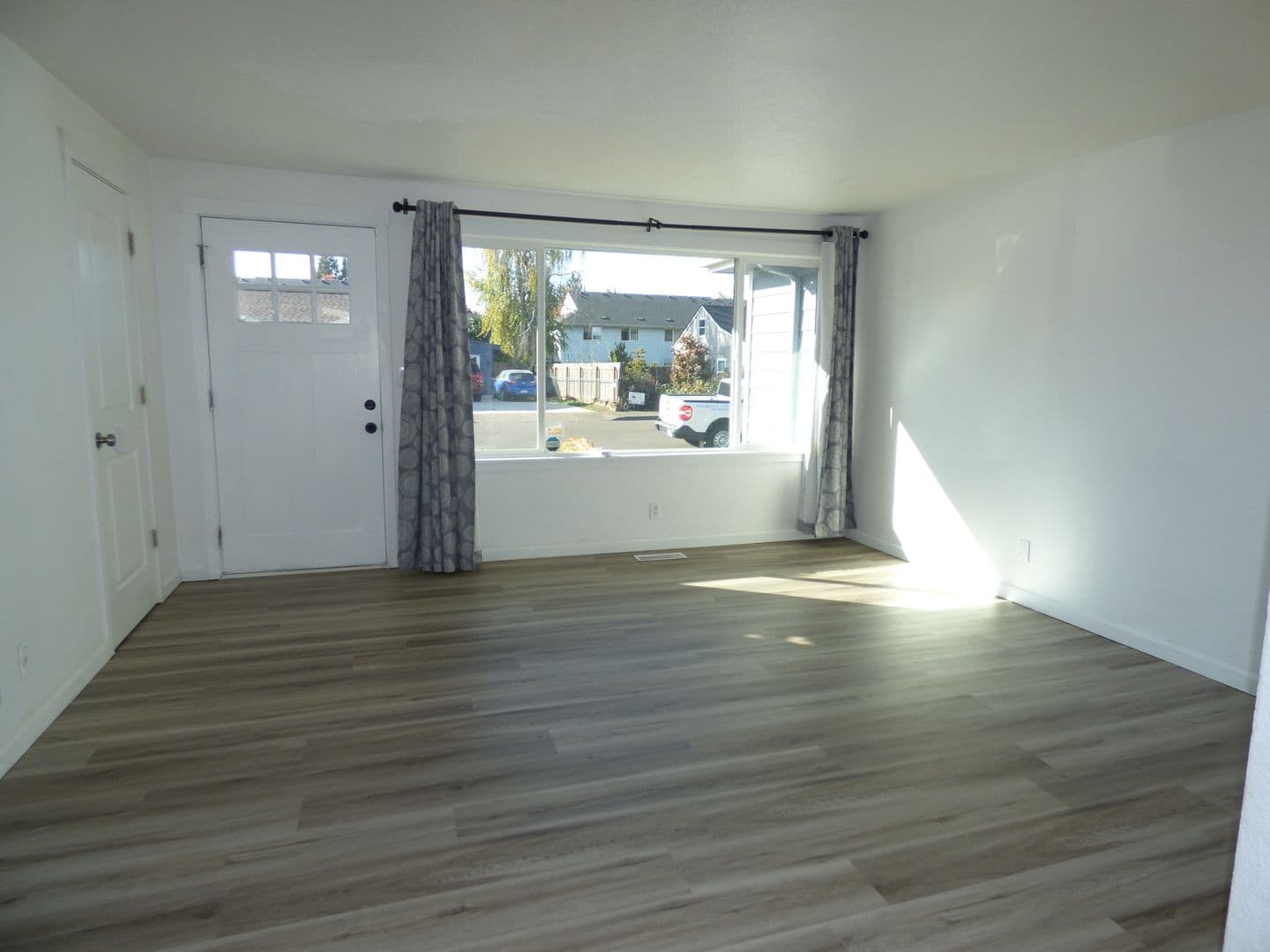 Salem House: 728 Shores St NE