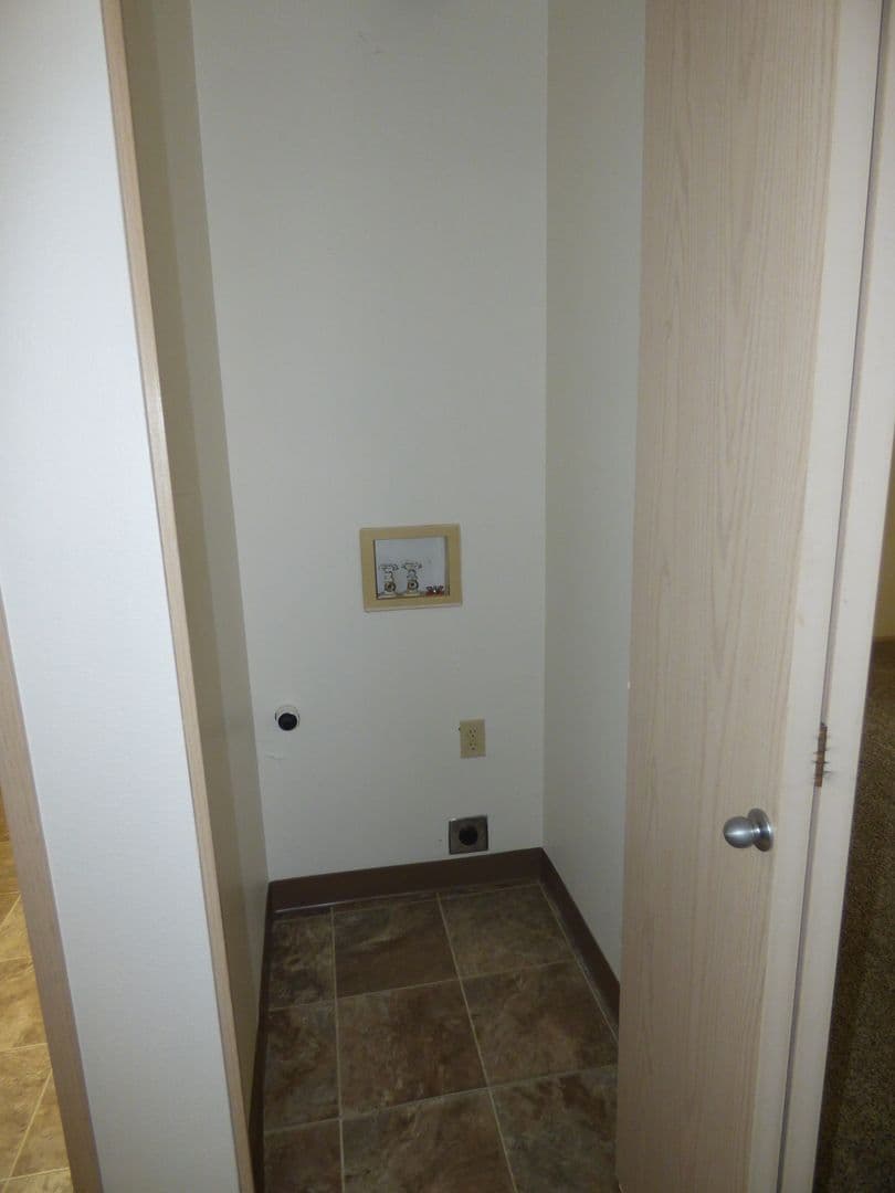 Salem Apartment: 3102 Bluff Ave SE #06