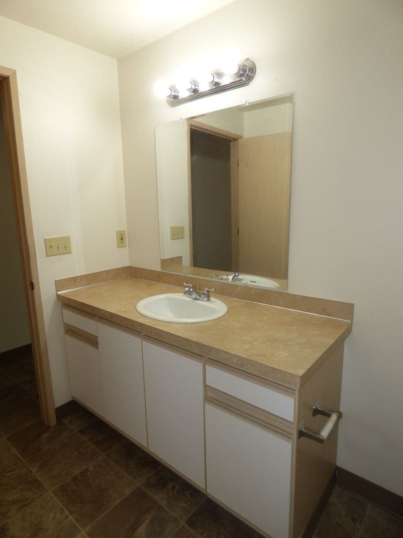 Salem Apartment: 3102 Bluff Ave SE #06