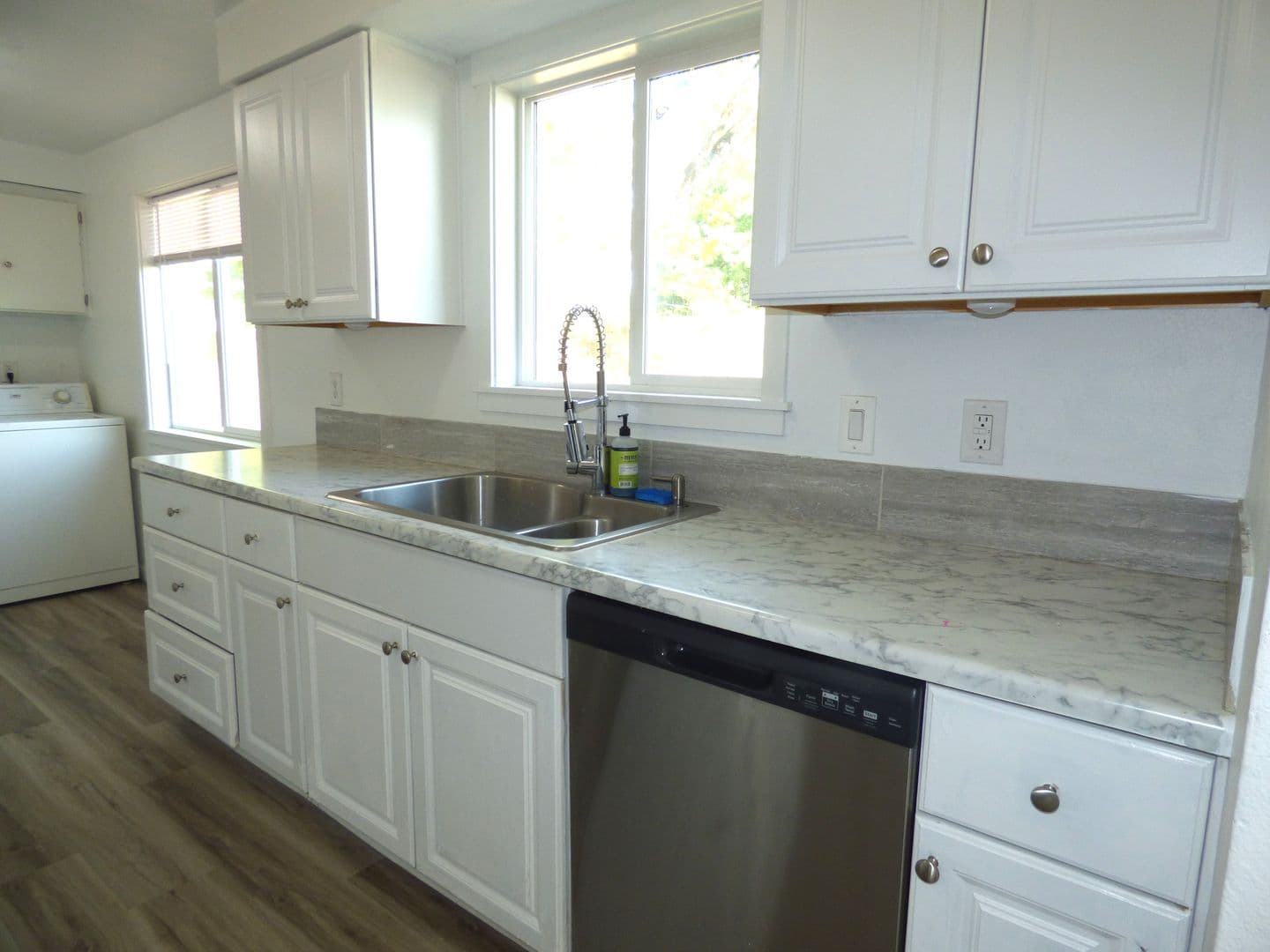 Salem House: 728 Shores St NE