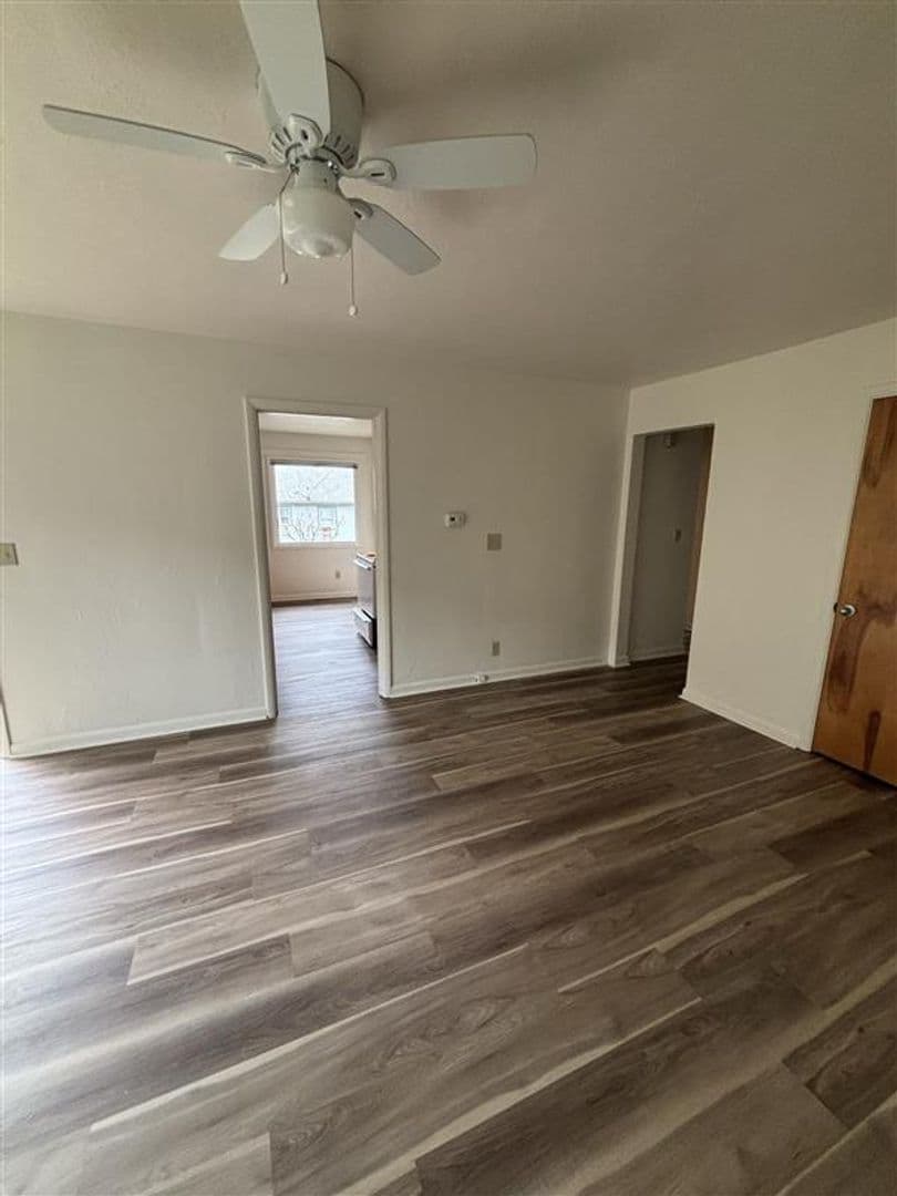 Salem Apartment: 1031-1033 Saginaw St S