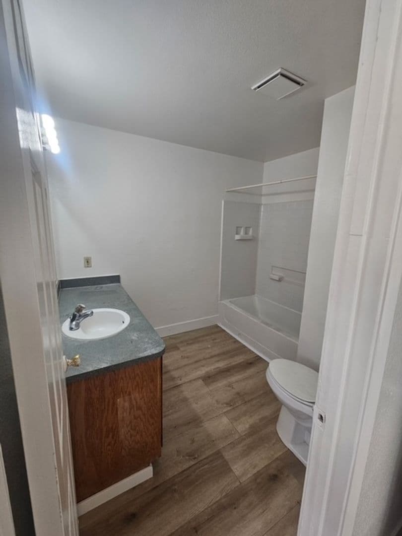 Modesto Apartment: 123 College Avenue