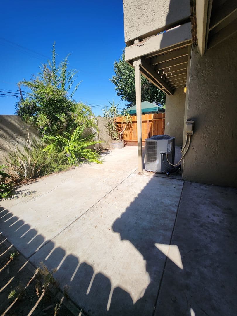Modesto Townhome: 1244 W Roseburg Ave - D