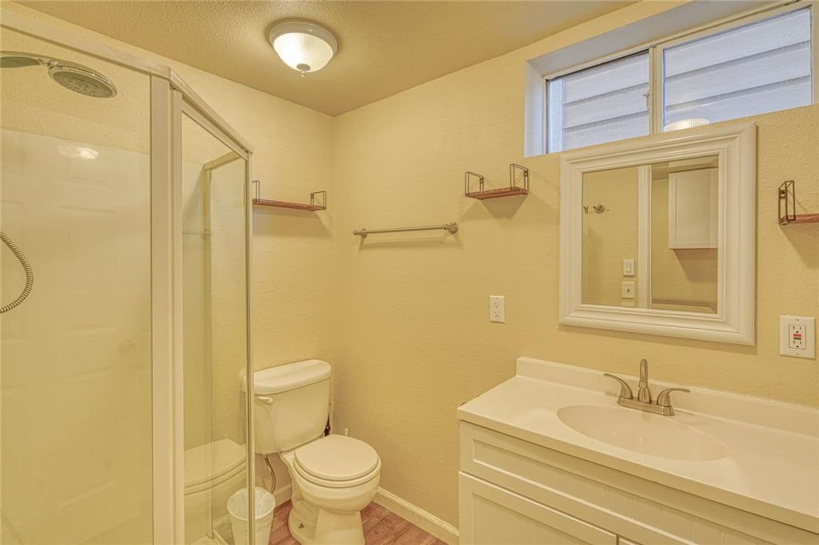 Kalispell House: 296 Hartt Hill Dr