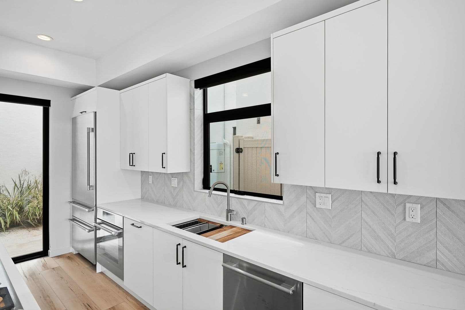 Imperial Beach Apartment: 107-113 Daisy Ave