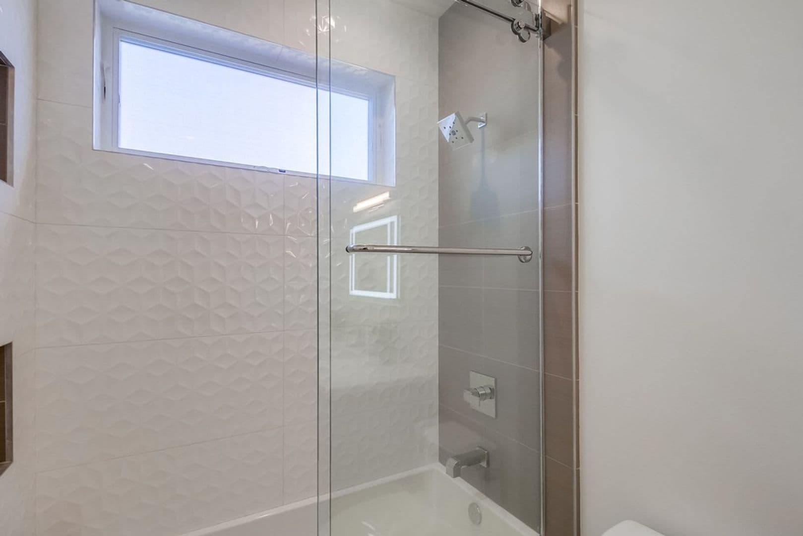 Imperial Beach House: 121 Date Ave