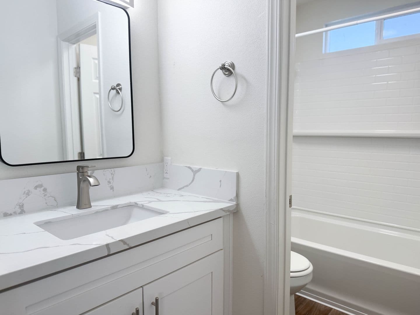 Lakeside Apartment: 9250 Winter Gardens & 12058 Rockcrest Rd.