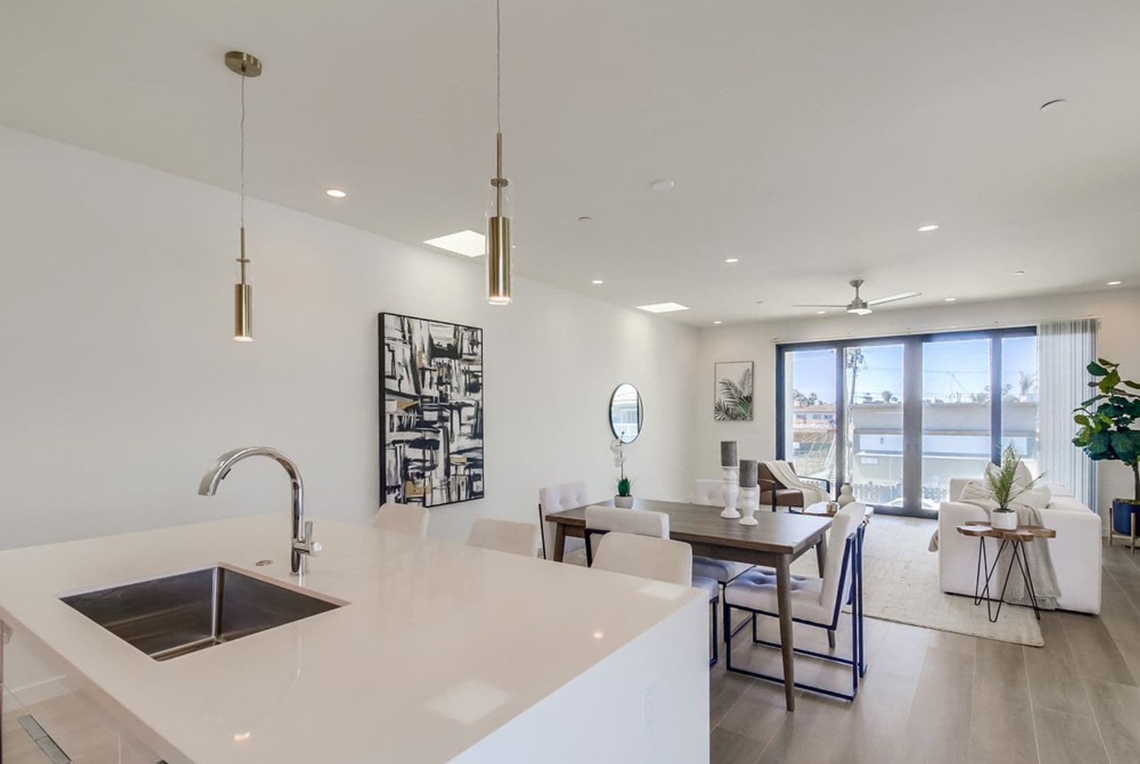 Imperial Beach House: 121 Date Ave