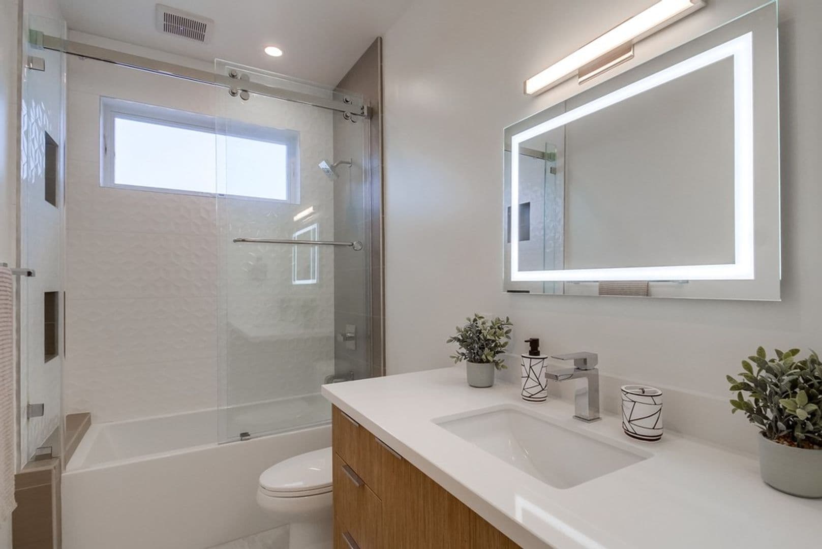 Imperial Beach House: 121 Date Ave