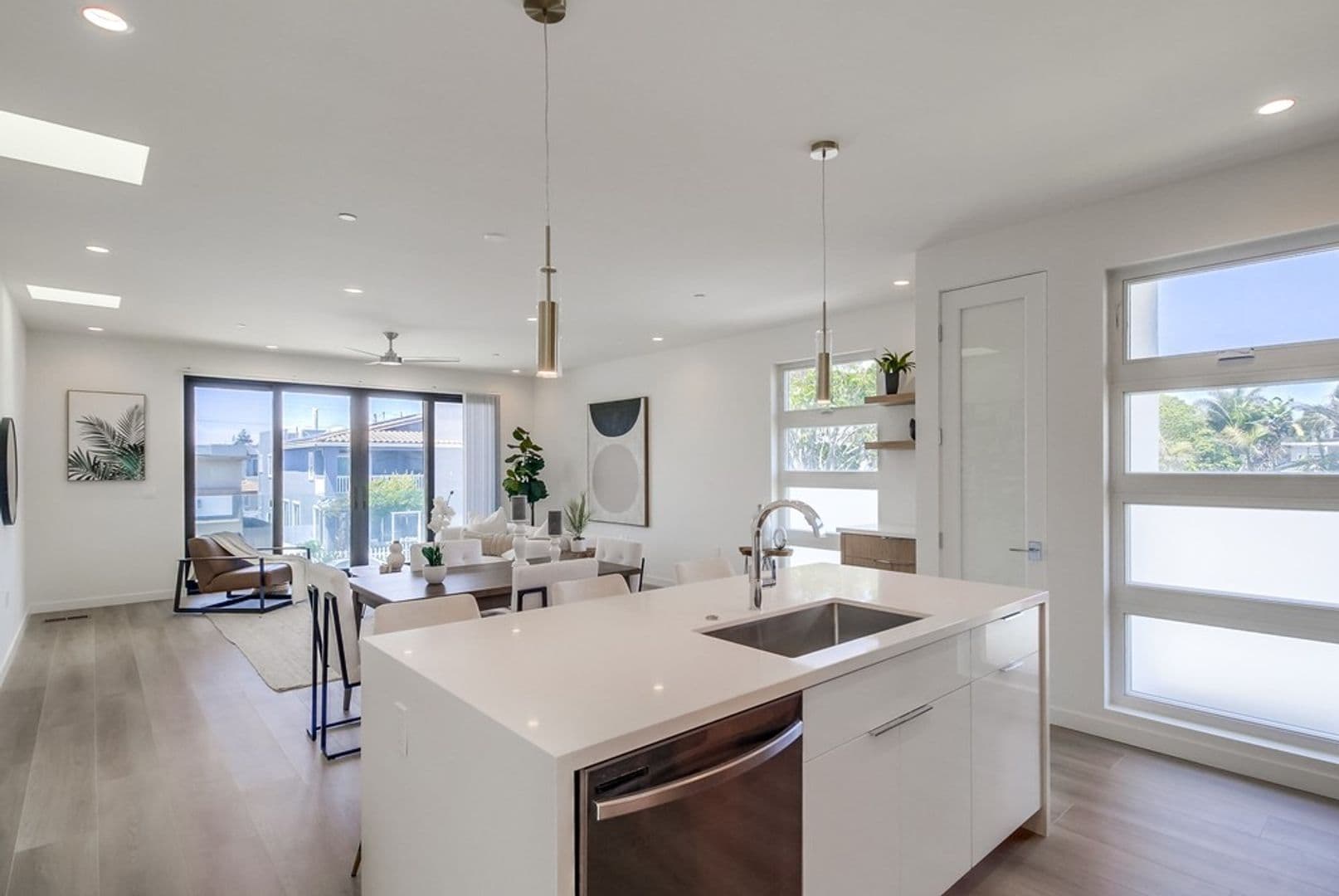 Imperial Beach House: 121 Date Ave