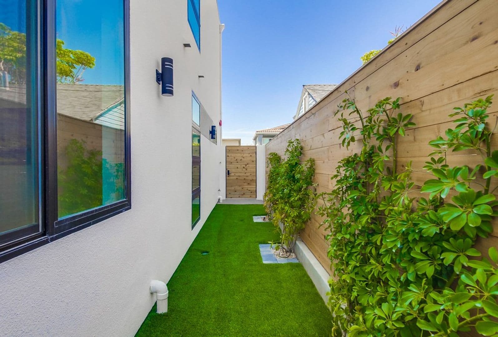 Imperial Beach House: 121 Date Ave