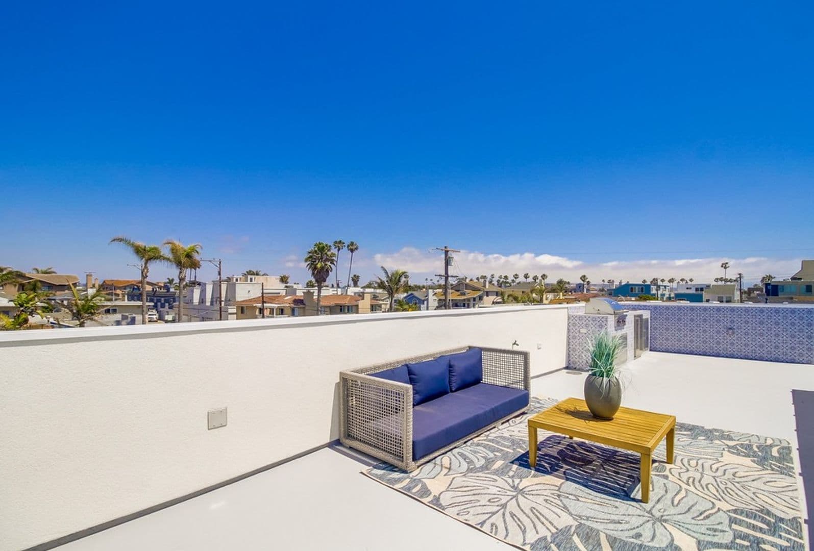 Imperial Beach House: 121 Date Ave