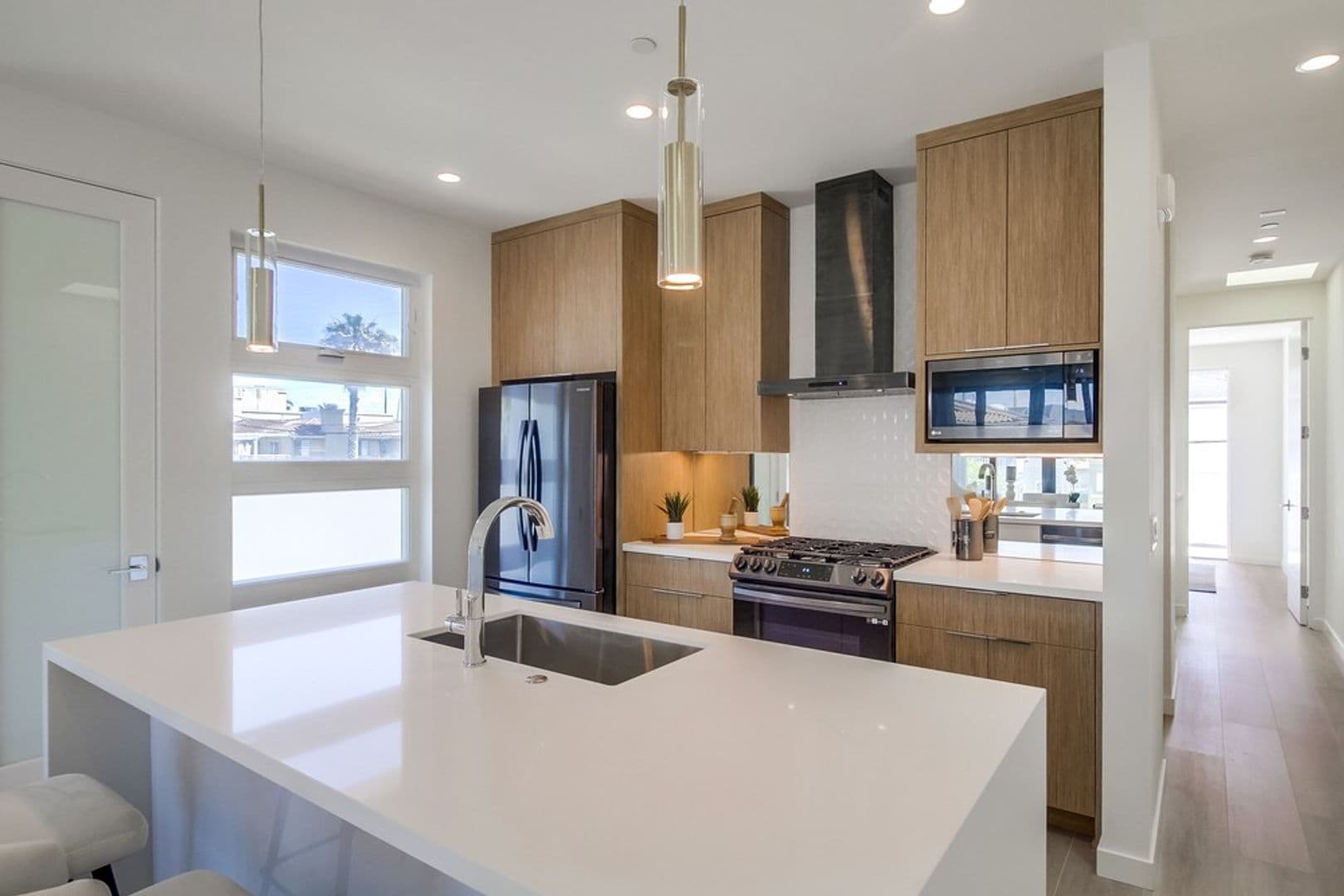 Imperial Beach House: 121 Date Ave