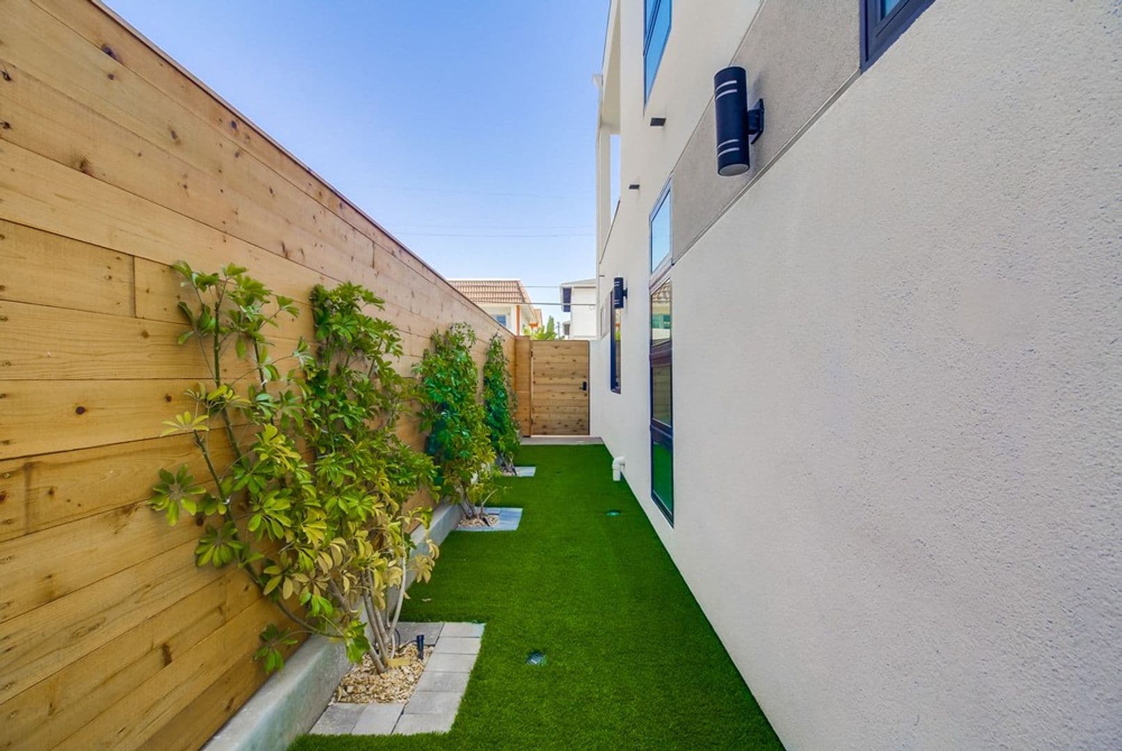 Imperial Beach House: 121 Date Ave