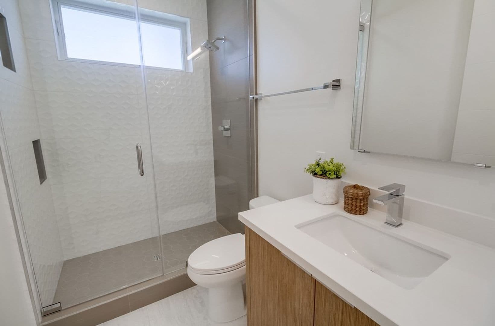 Imperial Beach House: 121 Date Ave