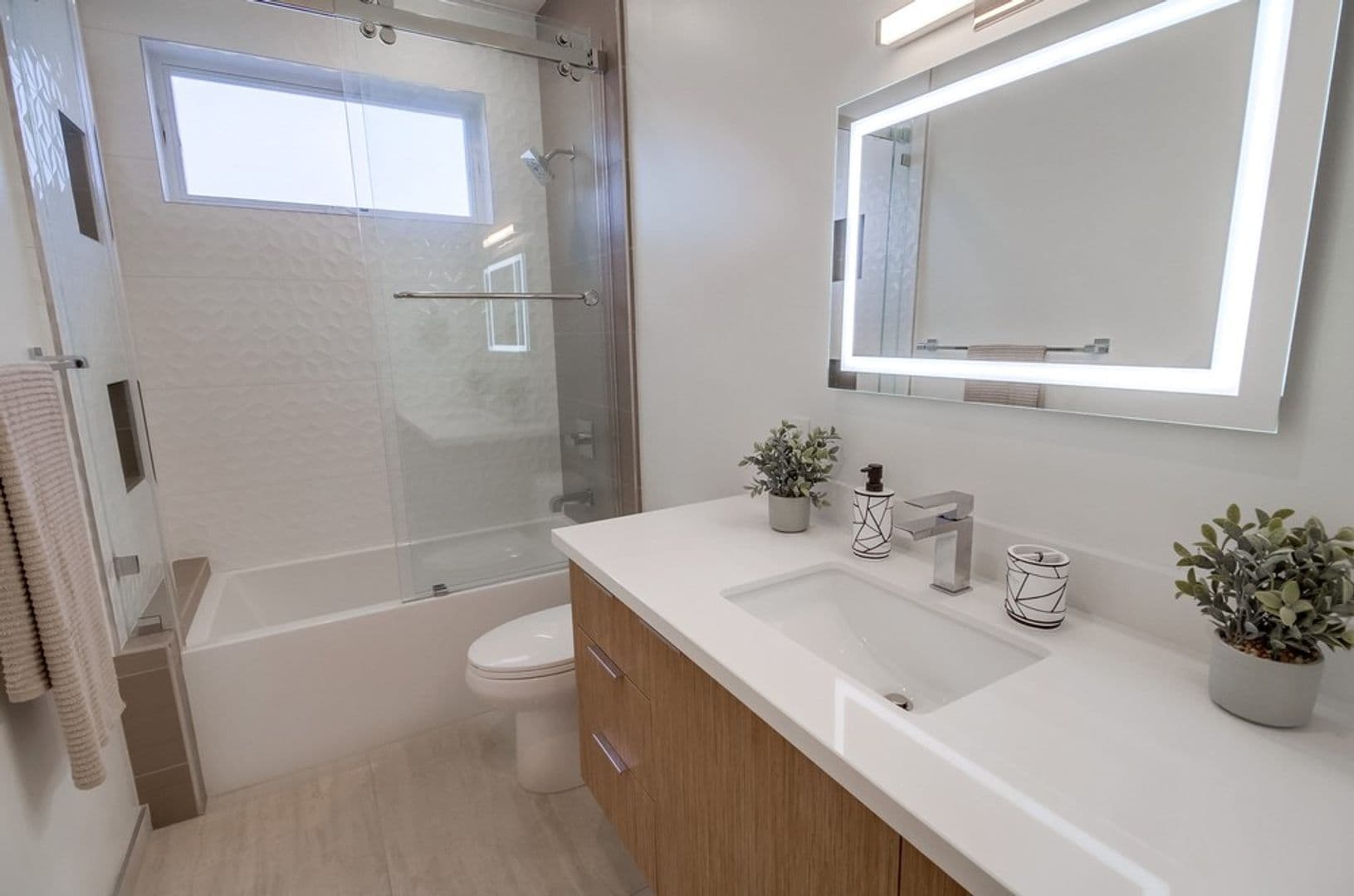 Imperial Beach House: 121 Date Ave