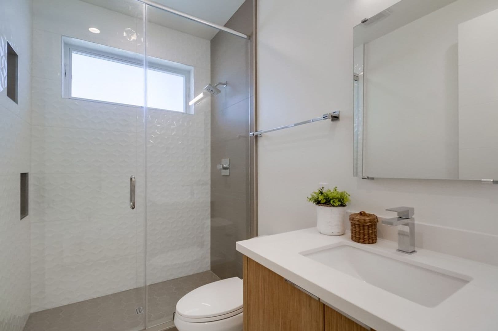Imperial Beach House: 121 Date Ave