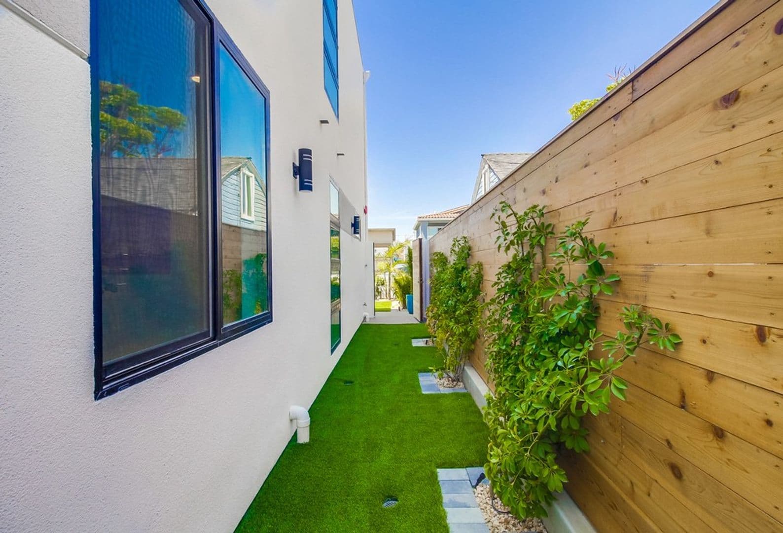 Imperial Beach House: 121 Date Ave