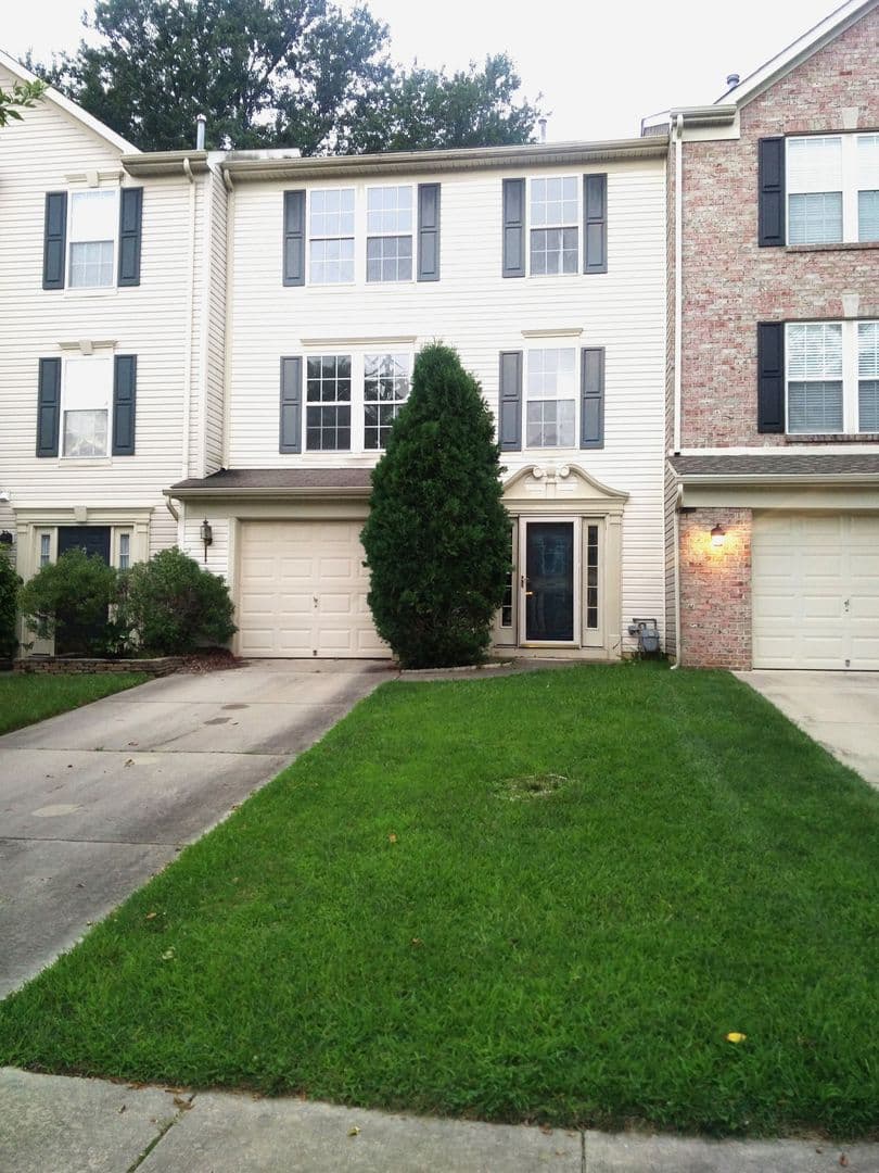 Clementon House: 2039 BROADACRES DR