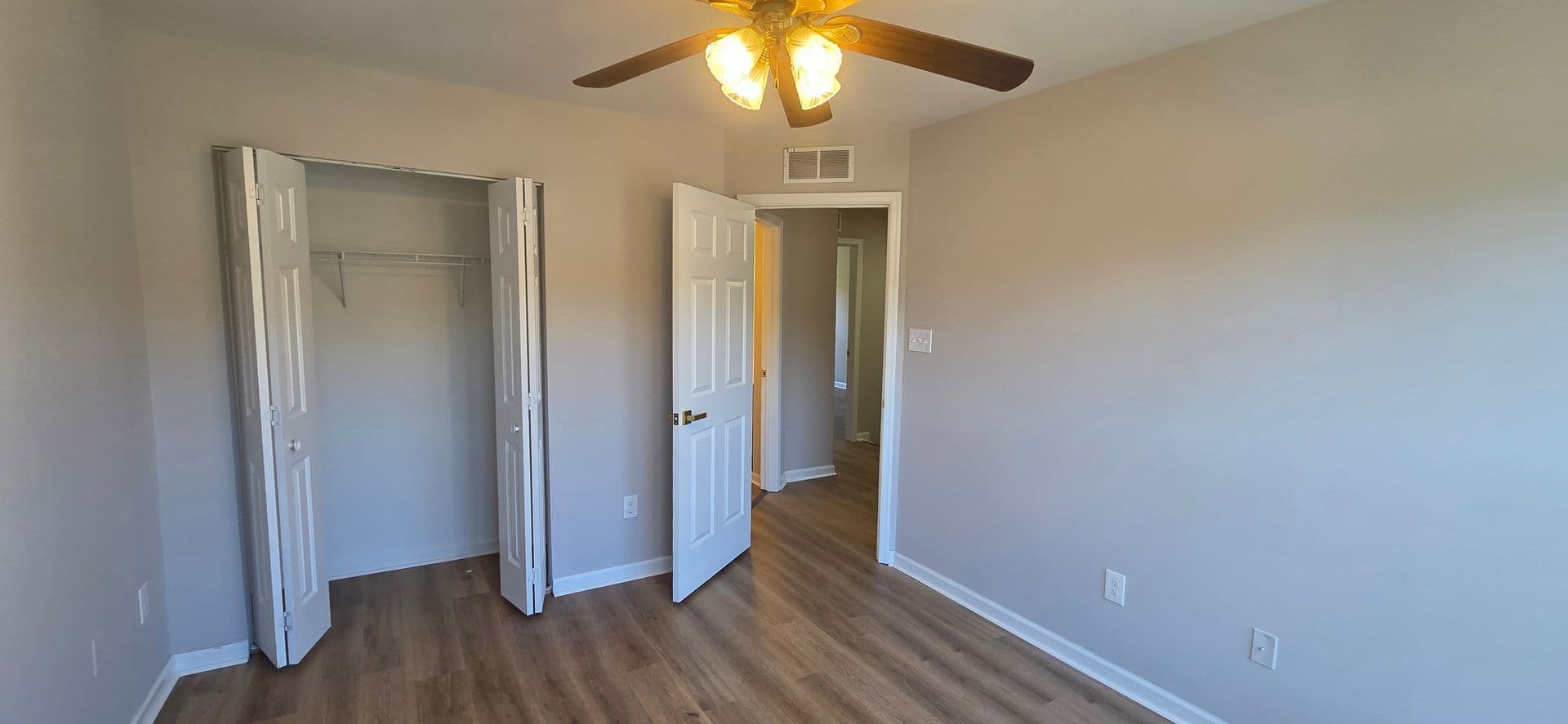 Clementon House: 2031 Broadacres DR