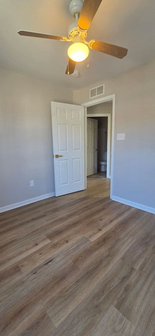 Clementon House: 2031 Broadacres DR