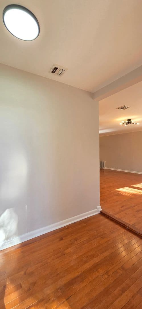 Williamstown House: 319 Jays Ave
