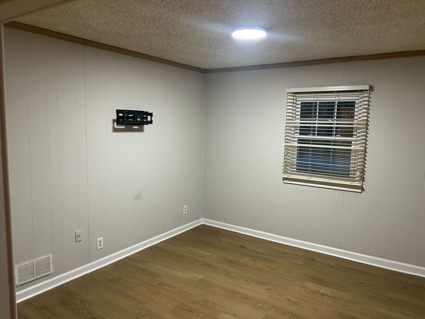 Willingboro House: 77 Executive Ln