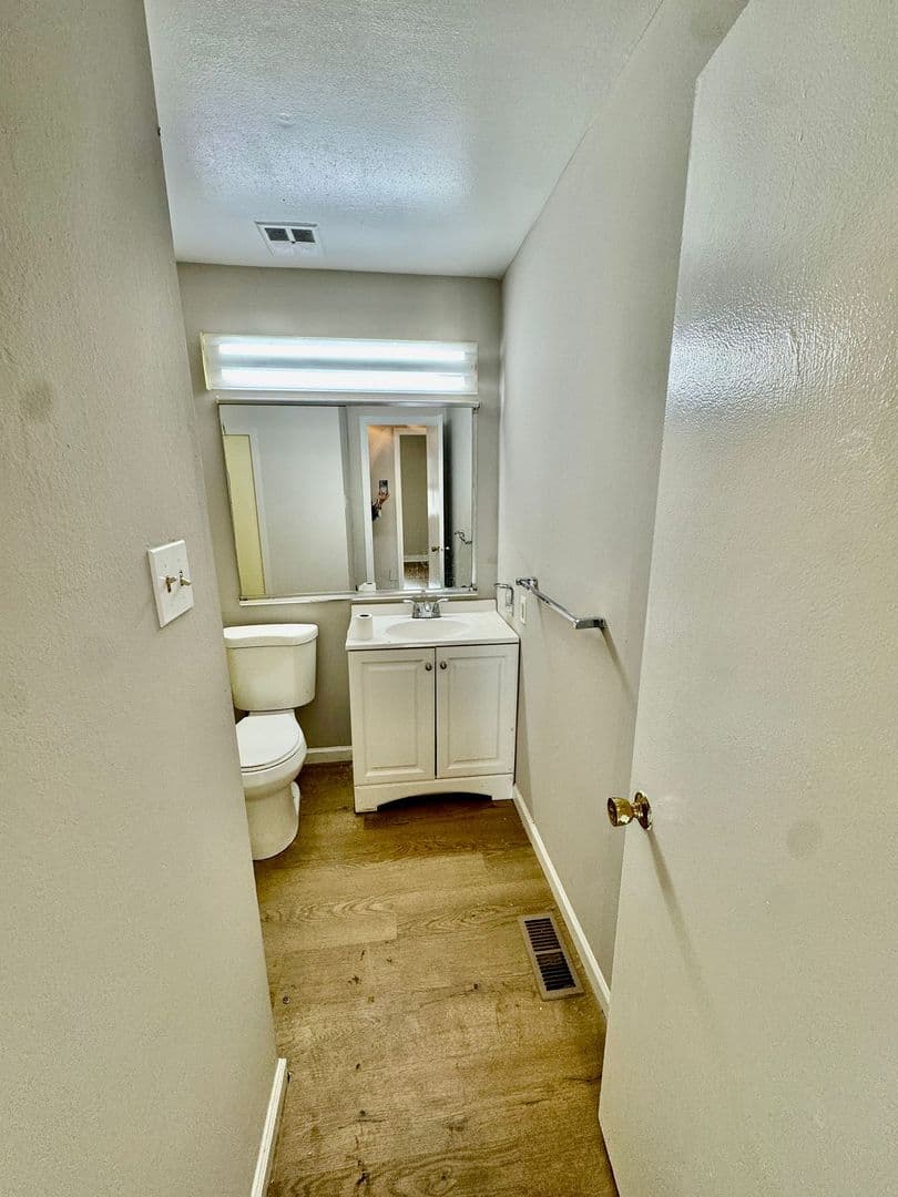Willingboro House: 77 Executive Ln