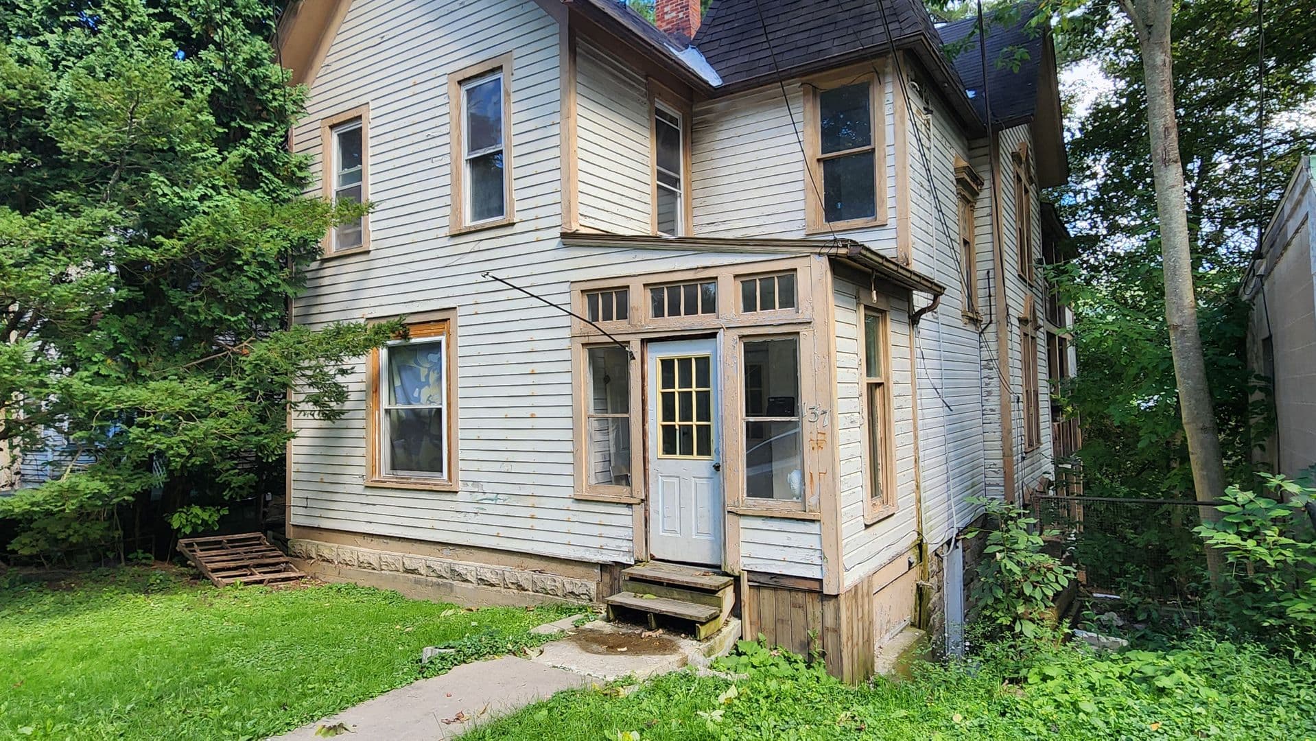 Bradford Apartment: 137 South Avenue