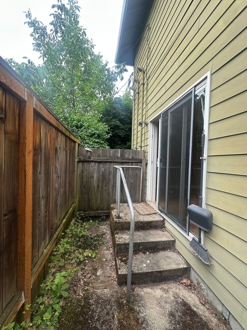 Portland Apartment: 4934-4942 NE 32nd Place