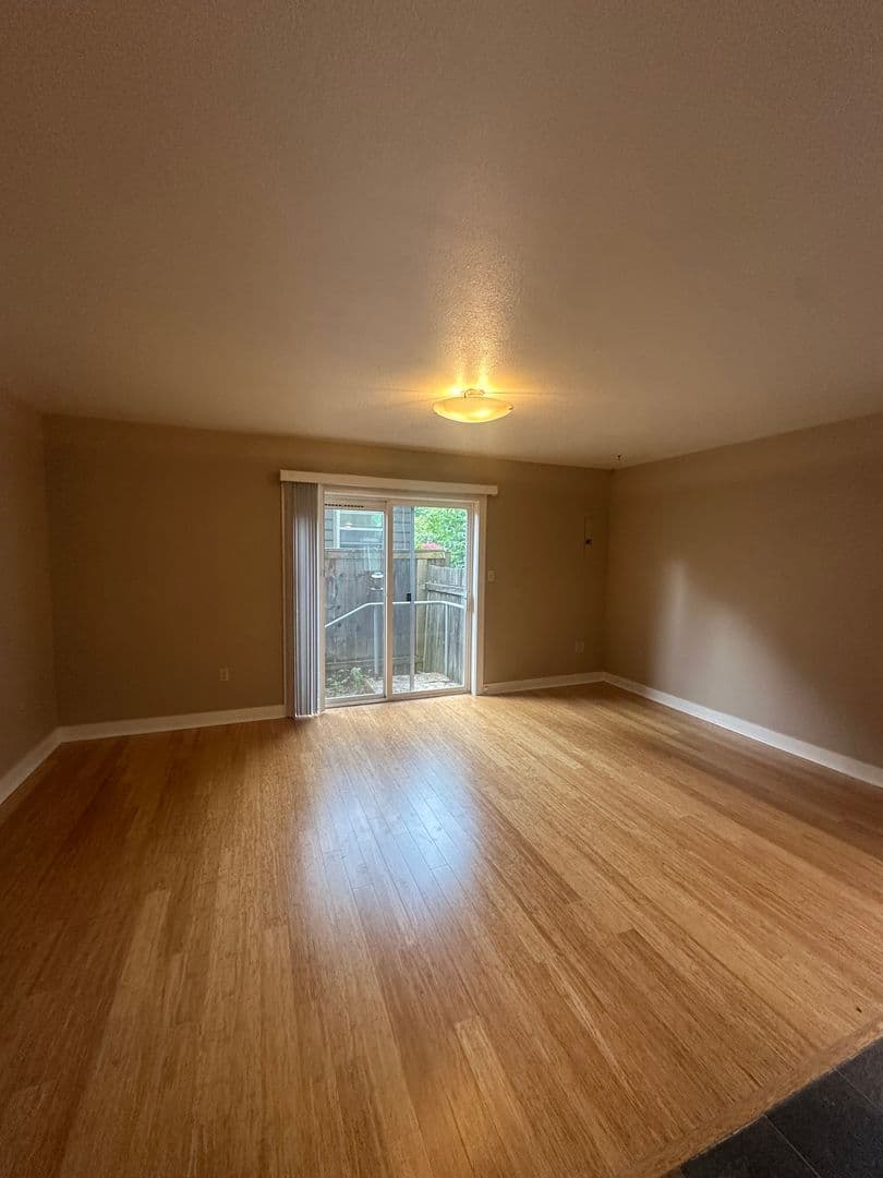 Portland Apartment: 4934-4942 NE 32nd Place