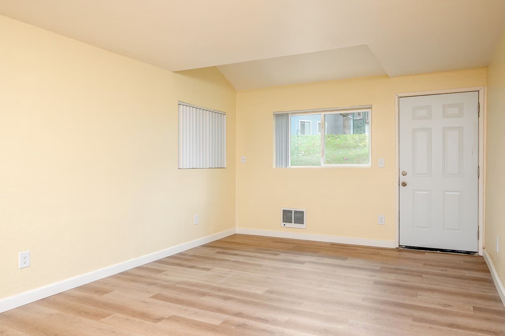Gresham Apartment: 24050 SE Stark St