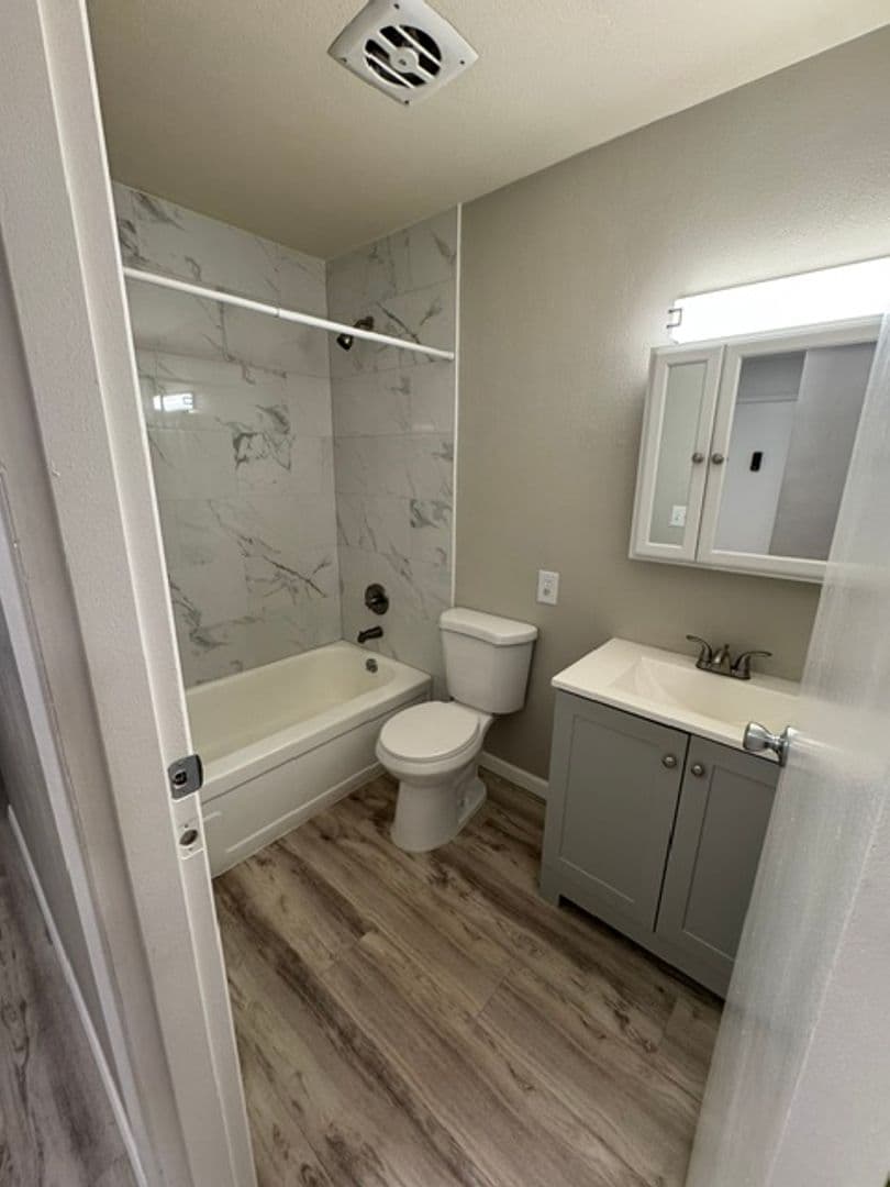 Portland Apartment: 957 NE 122nd Ave