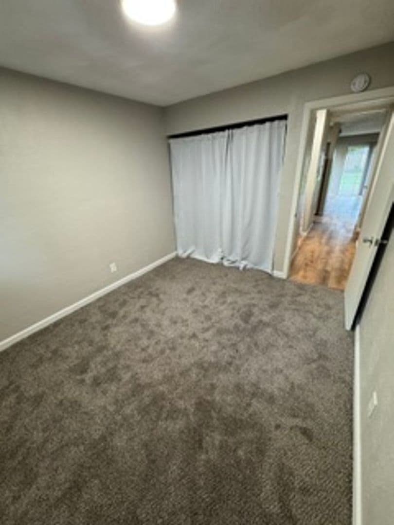 Portland Apartment: 957 NE 122nd Ave