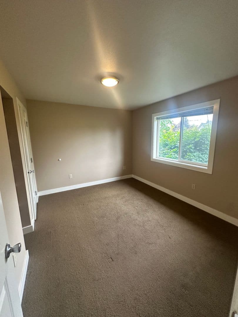 Portland Apartment: 4934-4942 NE 32nd Place