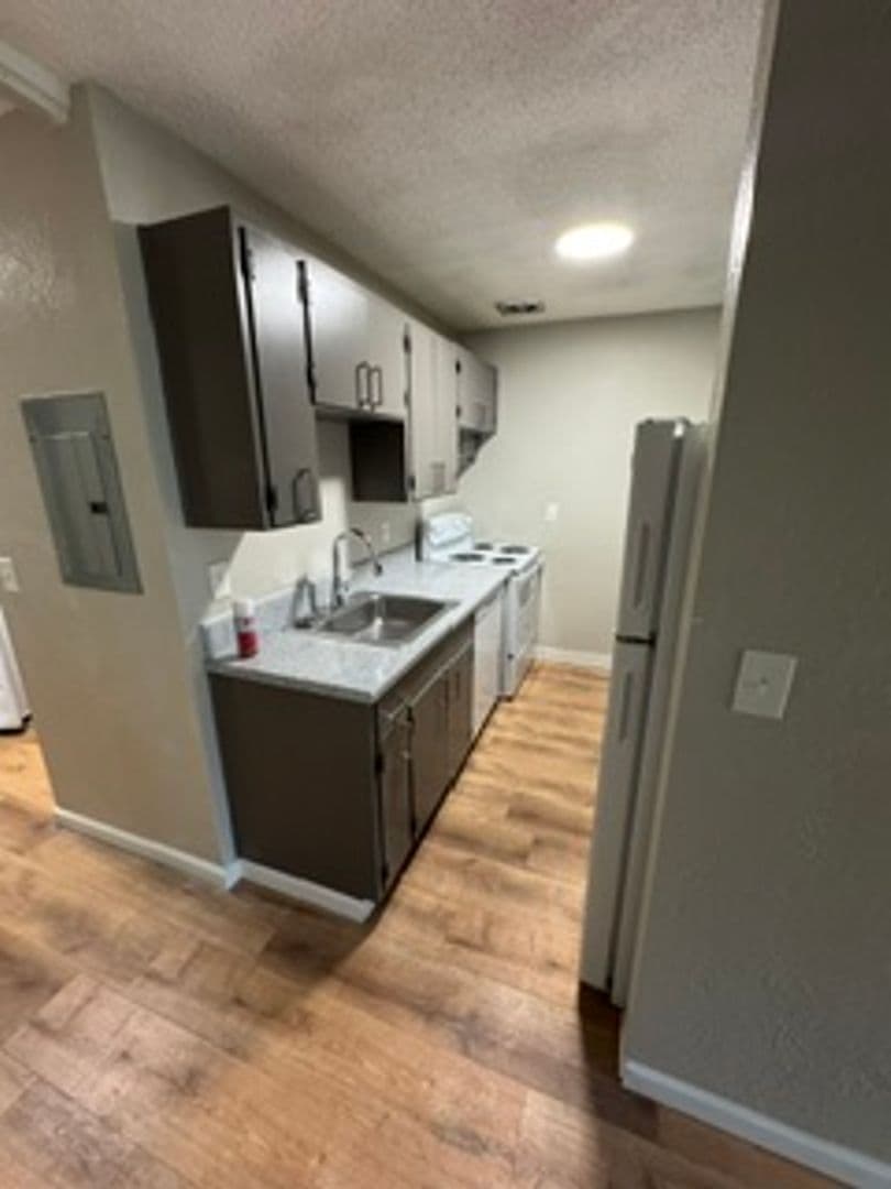 Portland Apartment: 957 NE 122nd Ave