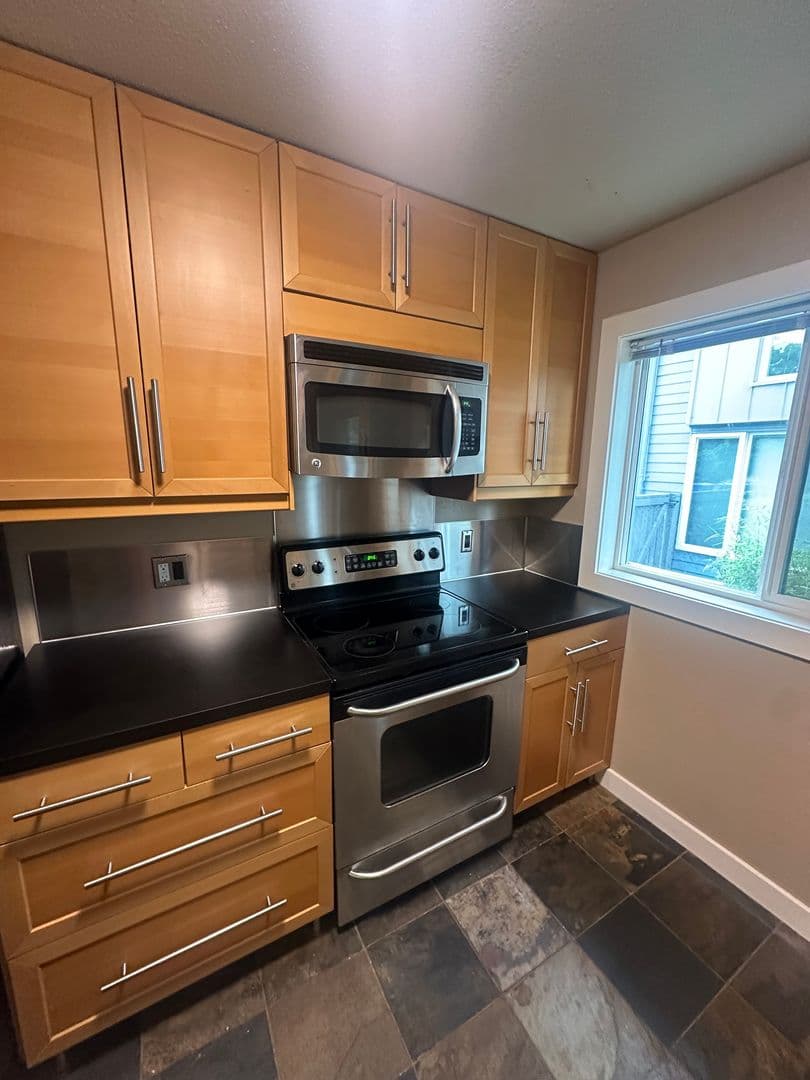 Portland Apartment: 4934-4942 NE 32nd Place
