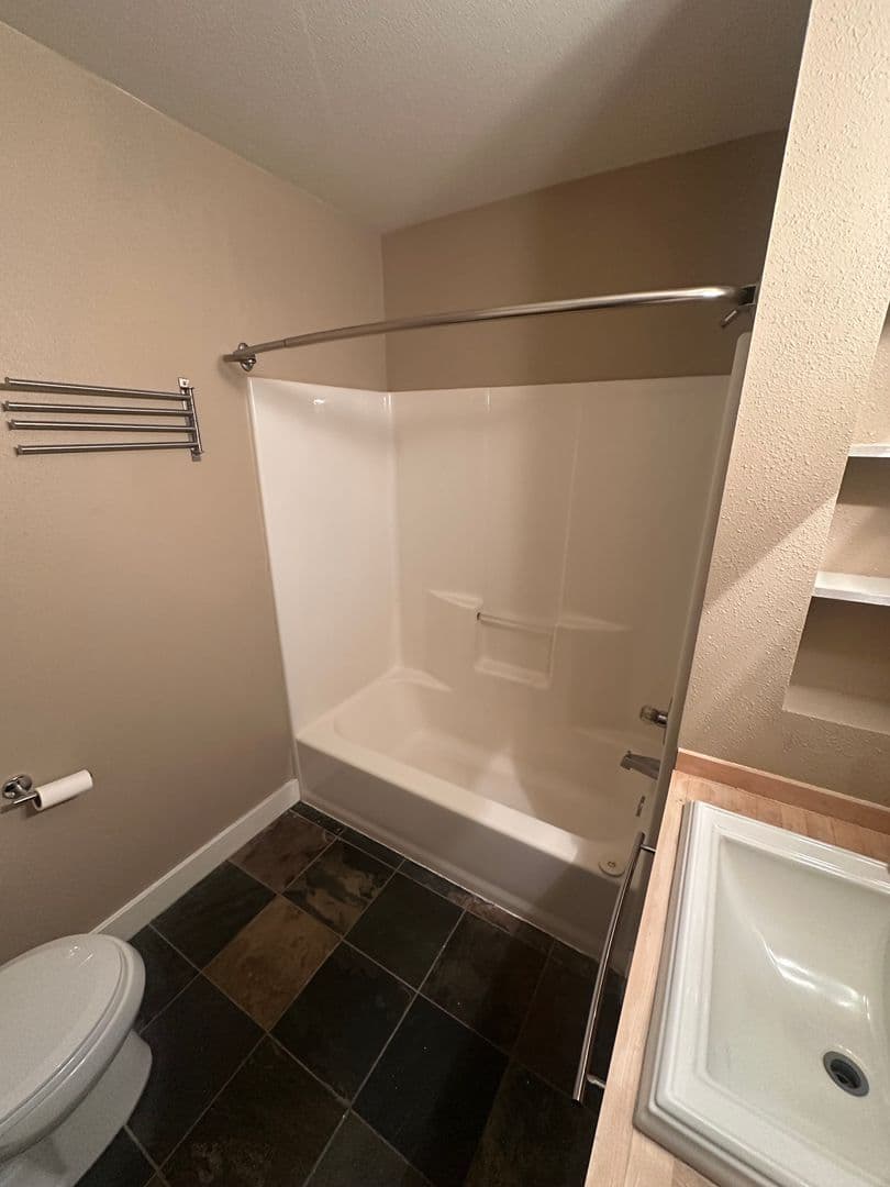 Portland Apartment: 4934-4942 NE 32nd Place