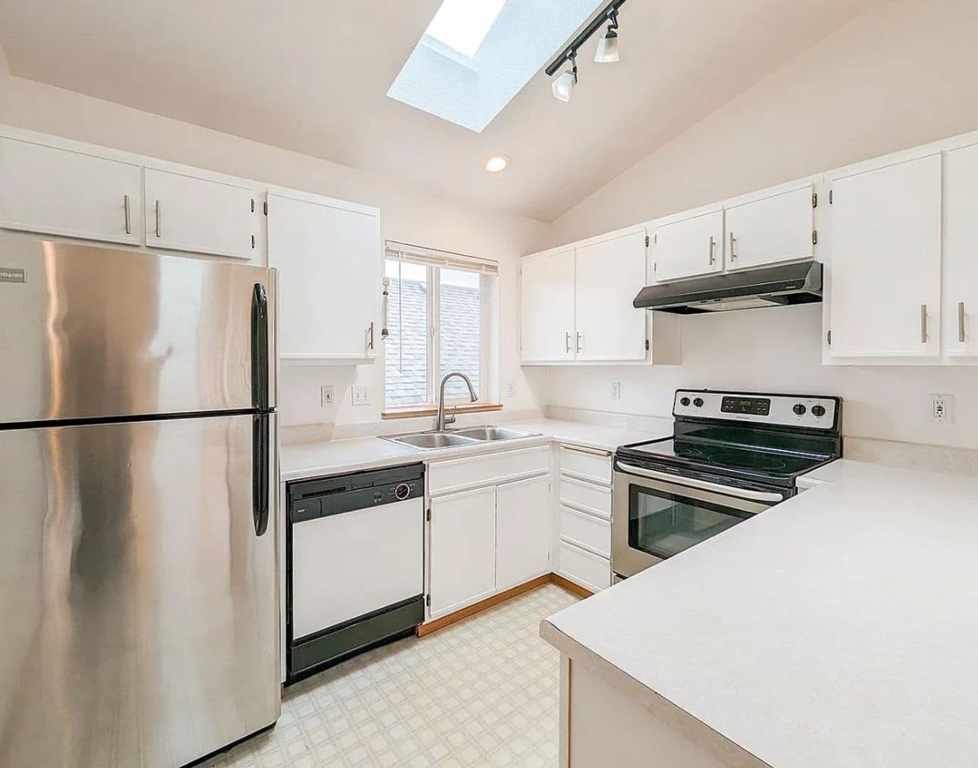 Portland Apartment: 2522 NW Vaughn