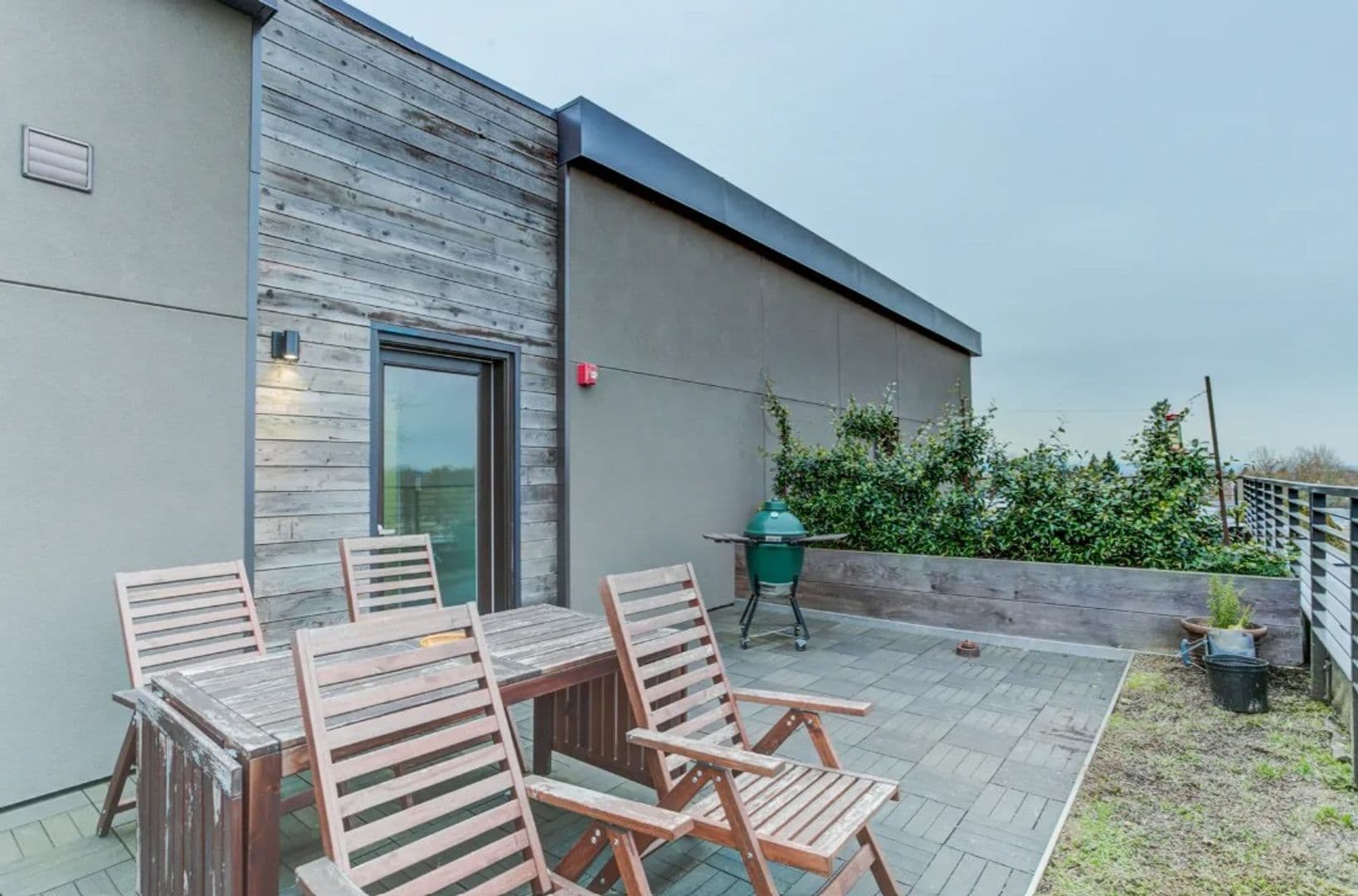 Portland Apartment: 909 NE Oneonta Street