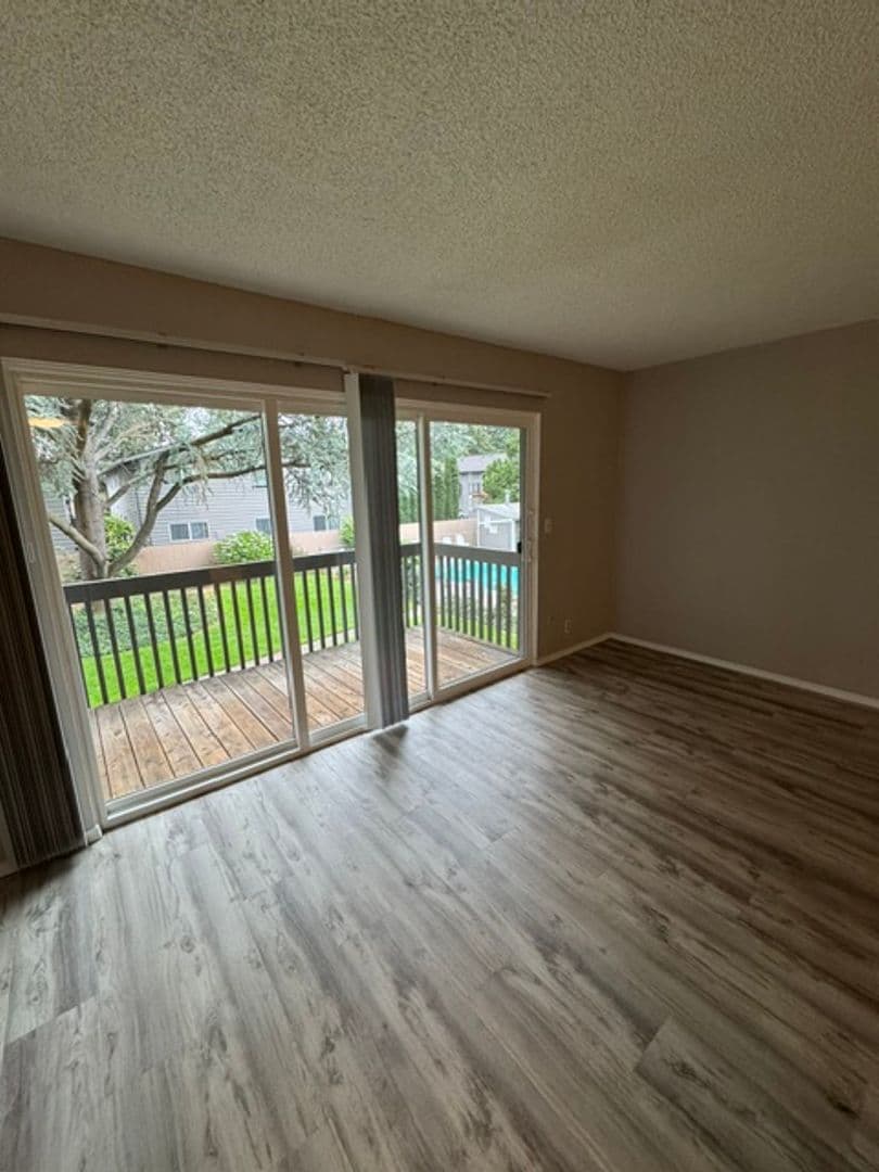 Portland Apartment: 957 NE 122nd Ave