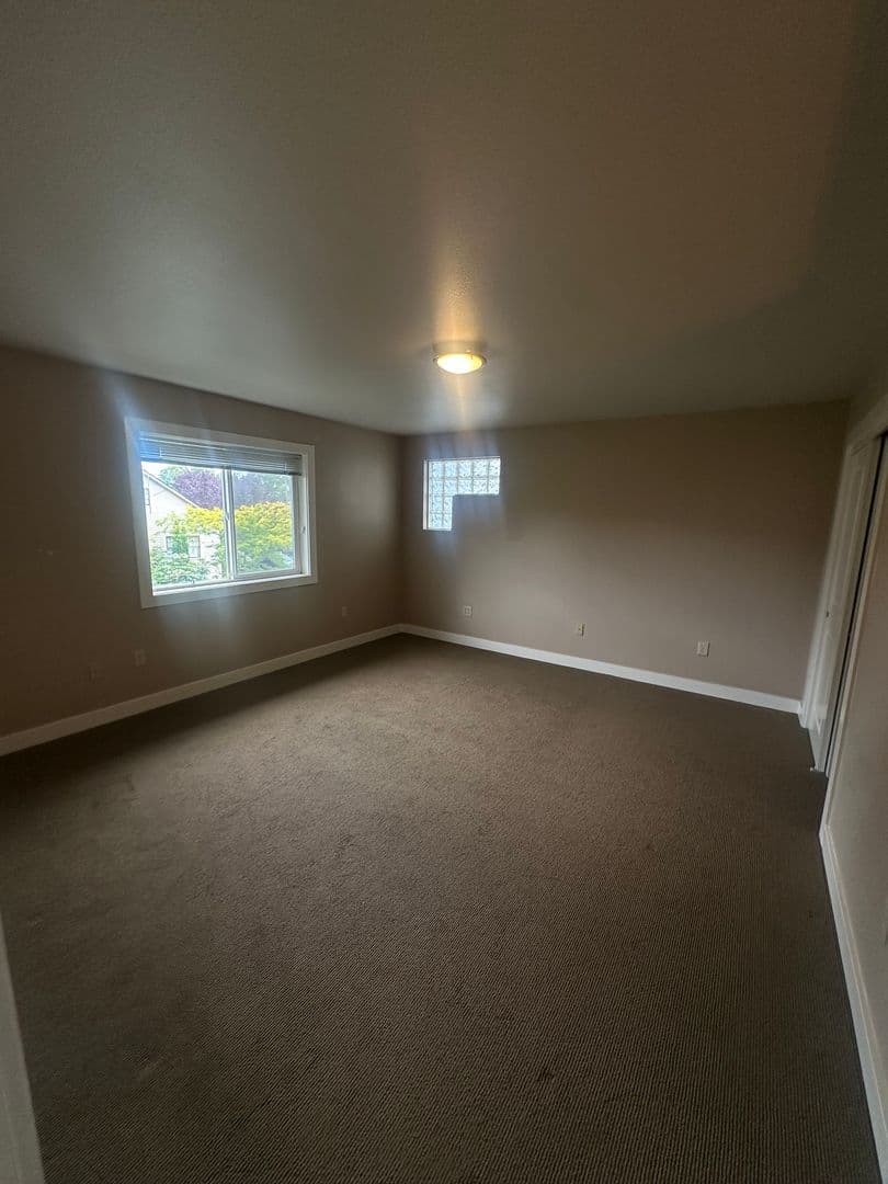 Portland Apartment: 4934-4942 NE 32nd Place